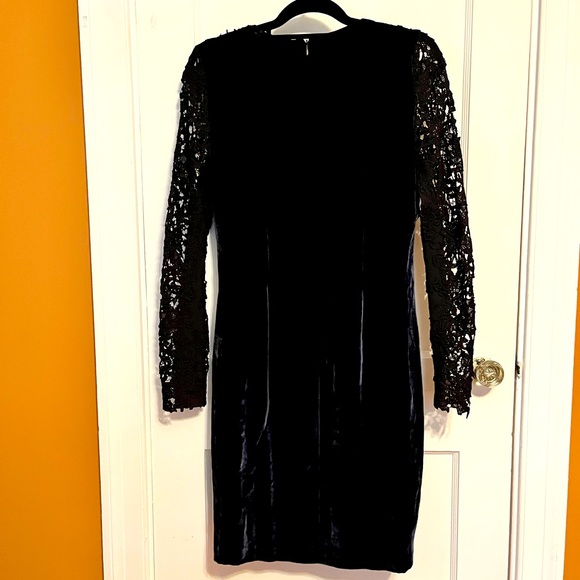 Elie Tahari Dark Navy Velvet Dress with Lacy Sleeves. Size 6 - Picture 2 of 7